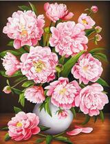 Большой букет пионов в белой вазе