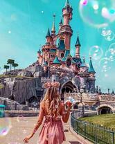 Девушка направляется в Дисней