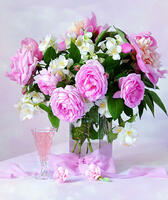 Без бренда «Нежный букетик с розами и настойка» в Якутске в интернет-магазине Без бренда «Нежный букетик с розами и настойка» в Якутске