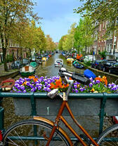 Велосипед на набережной в Амстердаме