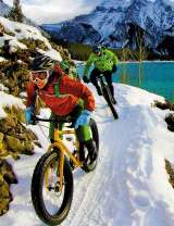 Велосипедный заезд по снежной тропе